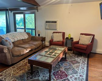 Bearberry Suite @Cooperstown Lodge-3mi to CDP+Pool - Cooperstown - Living room