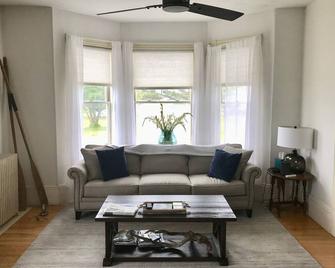 Stunning And Commanding Ocean Views From One Of Eastport's Best Kept Secrets ! - Eastport - Living room