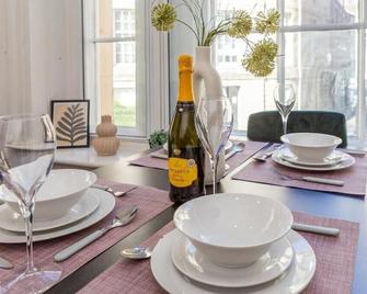 Newcastle's Most Central Apartment - Sleeps 10 - Newcastle upon Tyne - Dining room