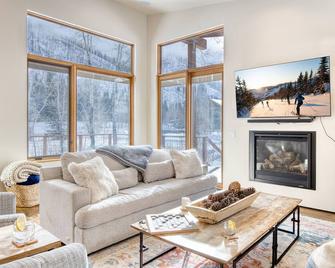 Rustic Modern Luxury Retreat with Hot Tub - Ketchum - Living room
