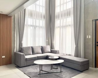 Cozy Pool House Villa In Cavite Near Naia Manila Airport And Moa - Tanza - Living room