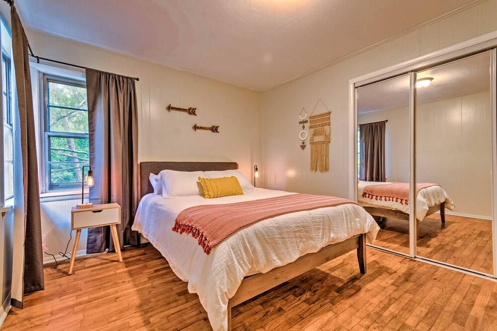 Centrally Located Hot Springs Home w/ Deck! - Hot Springs - Habitación