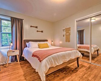 Centrally Located Hot Springs Home w/ Deck! - Hot Springs - Bedroom