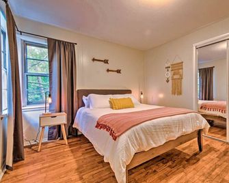 Centrally Located Hot Springs Home w/ Deck! - Hot Springs - Habitación