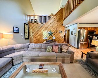 Spacious North Conway Home | Home Theater + Games - Conway - Living room