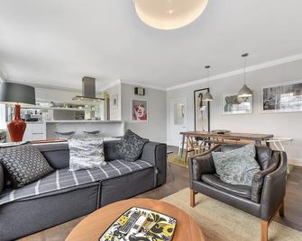 Woodbridge House Apartment - London - Living room