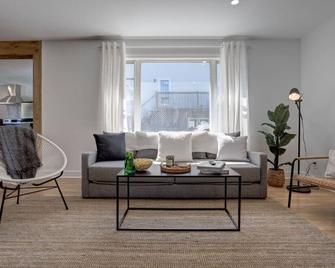 City Escape w deck, BBQ & beautiful back yard - Dartmouth - Living room