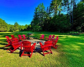 Lower Chalet, Gore Mountain Skiing, Pool/Ac/Woodstove, Cozy Cabin, Loon Lake. - Chestertown - Patio