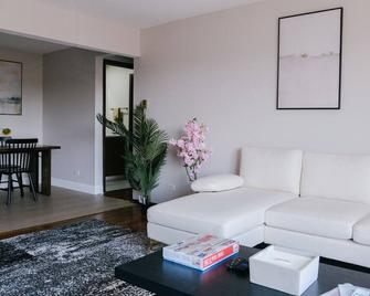 Personal Gym Luxury Balcony Condo - Chicago - Living room