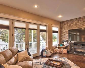 Cozy luxury lake front home-Crystal lake, game room, fire pit, hiking, fern hall - Forest City - Sala de estar