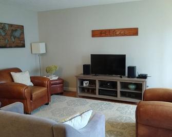 Guesthouse Cottage walkable to Mayo Clinic - Rochester - Living room