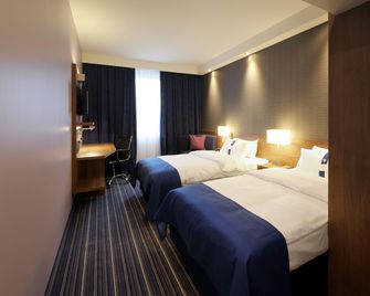 Holiday Inn Express Friedrichshafen By IHG - Friedrichshafen - Bedroom
