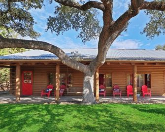 Resort Suite Across the Street from Market Days - Sleeps 4! - Wimberley - Patio