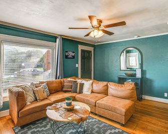 Fire Pit And Small-Town Charm San Angelo - San Angelo - Living room