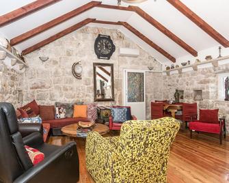 Amazing Home in Dicmo With Wifi and 7 Bedrooms - Kraj - Sala de estar