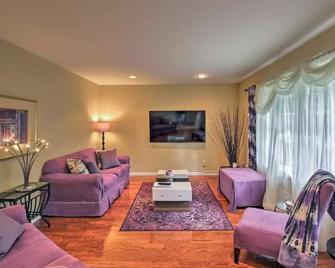 Oasis II - Private Home away from it all - Atlanta - Olohuone