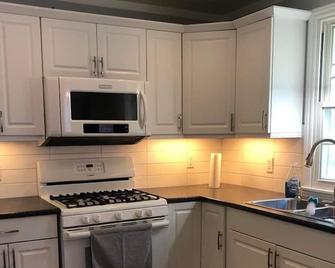 East Hill Retreat - Belleville - Kitchen