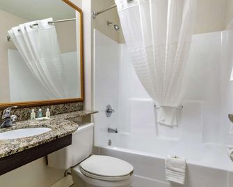 Quality Inn & Suites Longview I-20 - Longview - Bathroom