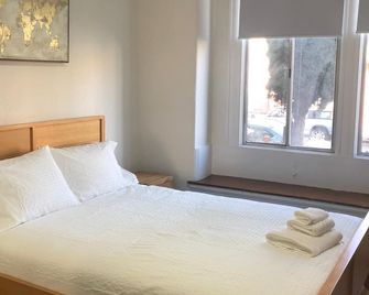 Relaxed and Spacious 2 BR Apartment with a Patio - Oakland - Quarto