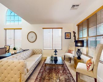 Spectacular home with private pool & pool chiller, grill, loft w/ games - Phoenix - Living room