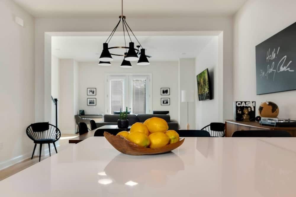 Gated Townhome for Groups | 3 Private Baths + 2-Car Garage - Nashville - Dining room