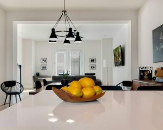 Stylish Gated Townhome | 3 Private Baths + Garage | Minutes to Broadway - Nashville - Dining room