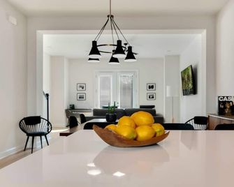 Gated Townhome for Groups | 3 Private Baths + 2-Car Garage - Nashville - Dining room