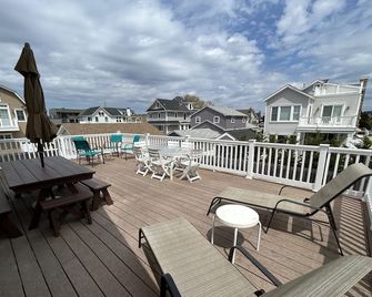 Totally Remodeled - 95th Street In Stone Harbor - Best Location! - Stone Harbor - Balcón