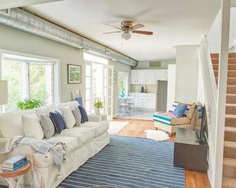 Bellport Inn, Charming Cottage In The Village! - Bellport - Living room
