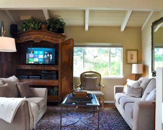 Scenic Getaway With Ocean Views - Santa Cruz - Living room