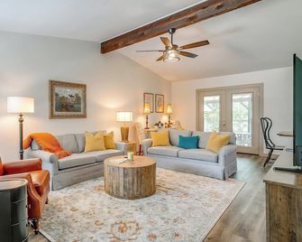 Robin House with two master suites! - Burleson - Sala de estar