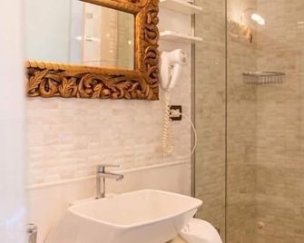 B&B Palazzo Aurora - a 5 minuti da Gallipoli - Alezio - Bathroom