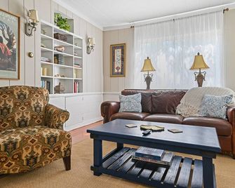 Cloverdale Cottage - Montgomery - Living room