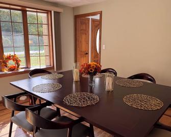 5br Luxe Lakehouse: Theater, Gym, Spa, Bar, Garage - Salem - Eetruimte