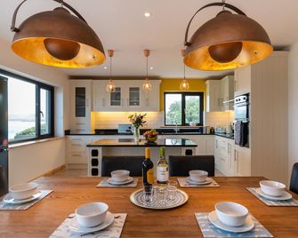 Luxury 4 bedroom holiday home overlooking the sea on Valentia Island - Valentia Island - Dining room