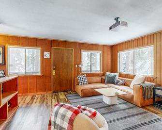 Rustic Mountain Retreat - Soda Springs - Living room