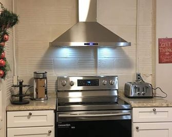 3 Sisters Crossroads Cottage with Big Porch, close to Lost Maples - Medina - Kitchen