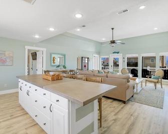 Always Sunny Home - Crystal Beach - Living room