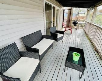 Stylish Modern Waterfront Cottage Near Mystic and Casinos - Griswold - Patio