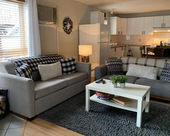 Le Refuge du Sous-Bois - Steps from Mont-Blanc w/ Hot Tub and Firepit - Saint-Faustin-Lac-Carré - Living room