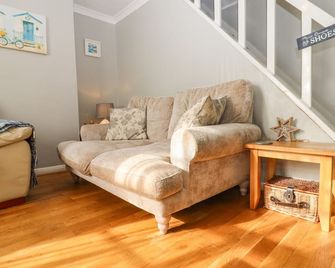 Sea Beach Cottage, Pet Friendly, With A Garden In Eastbourne - Eastbourne - Living room