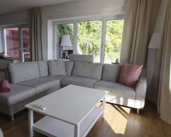 Ground Floor Apartment Highspeed W-Lan, 5 Persons, Terrace/Garden For Single Use - Iselsberg-Stronach - Sala de estar