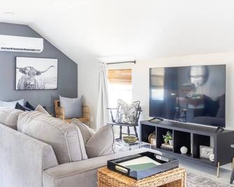 Stylish Loft for 2-3 Near Downtown | 15 min from Round Top | The Otis - La Grange