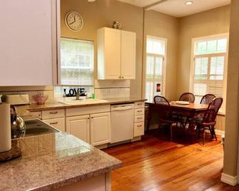 Market Haus - New Braunfels - Kitchen