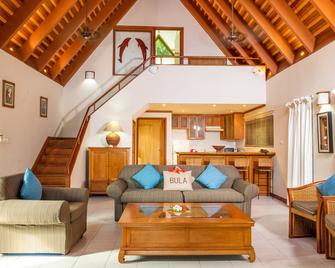 First Landing Beach Resort and Villas - Viseisei - Living room