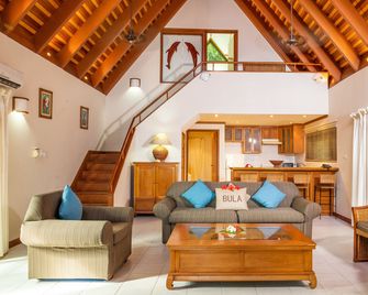 First Landing Beach Resort and Villas - Viseisei - Living room