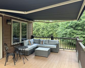 Pine Trails Hideaway - Waterview on 3 acres, near Dells, firepit, private trails - New Lisbon - Balcón