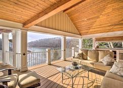 Luxe Lakefront Home on Norris Lake with Boat Slip! - La Follette - Living room