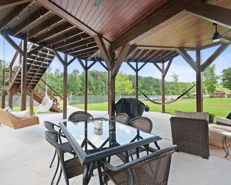 Elevated cottage on the Catawba River with lots of outdoor space! - Hickory - Patio