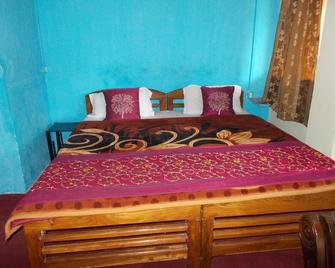 Hotel Prashant - Kausani - Bedroom